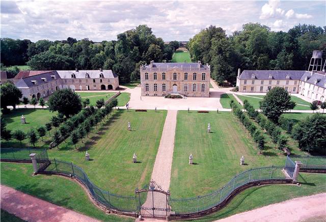 The Cour d'honneur of the château of Canon