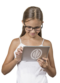 jeune fille utilisant une tablette