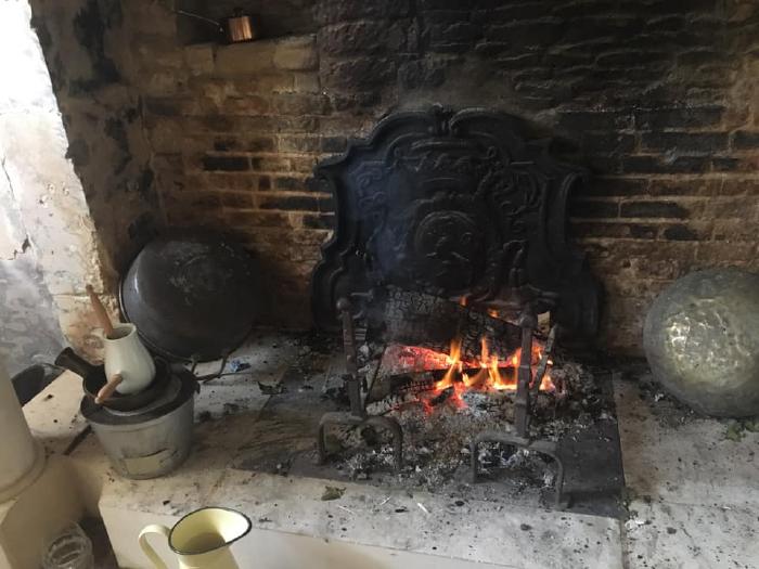 Pâques au château, feu de cheminée dans les cuisines