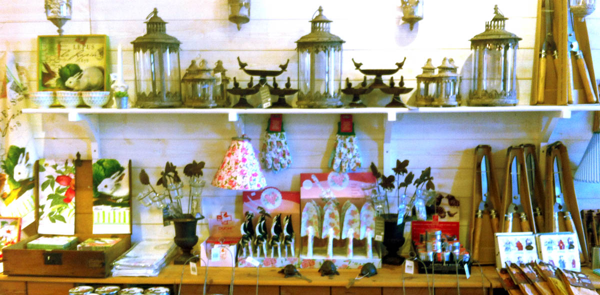Objets de décoration et accessoires de jardinages dans la boutique du château de Canon