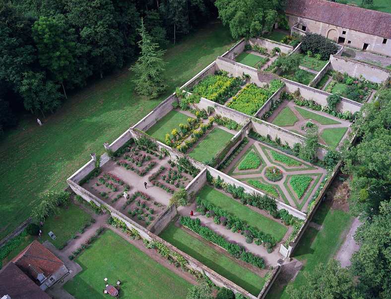 Les chartreuses, enfilade de jardins fruitiers du château de Canon vues du ciel