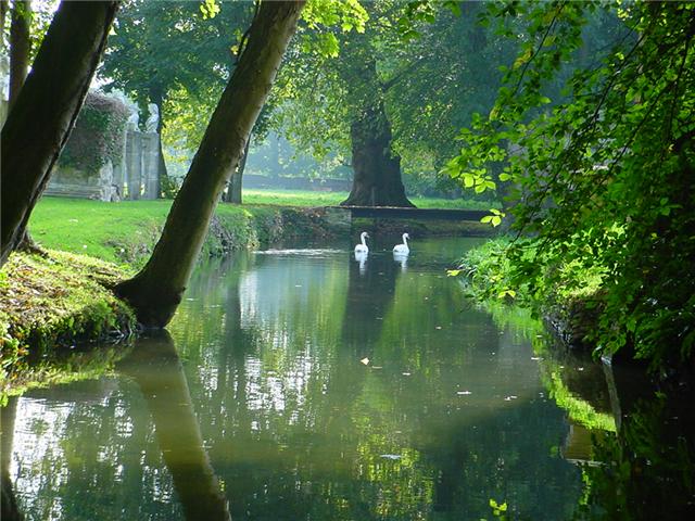 Le ruisseau du Laizon traverse le parc du château de Canon